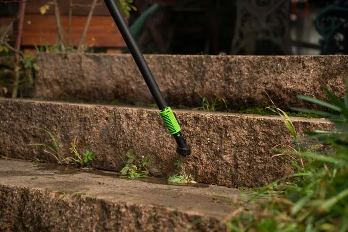 Unkrautfuchs Unkrautentferner heisses Wasser biologisch Treppe